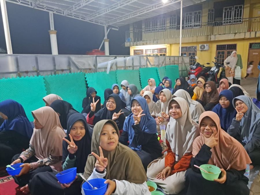 Hangatnya Nobar Sambil Makan Bakso, Meriahkan Libur Idul Adha di Ponpes Tawakal