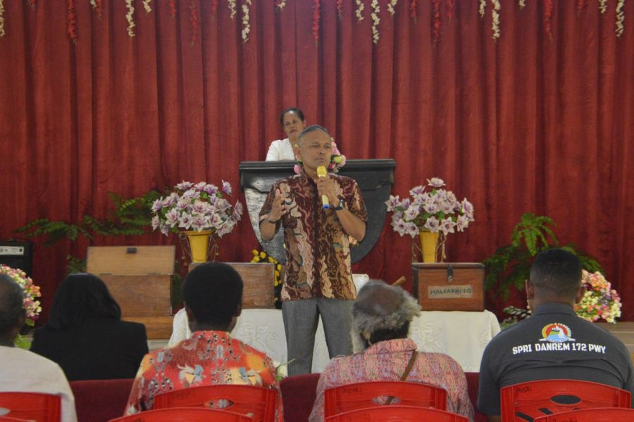 Ibadah Bersama, Danrem 172/PWY Serahkan Tali Asih Pangdam XVII/Cenderawasih Bagi Gereja GPDP Jemaat