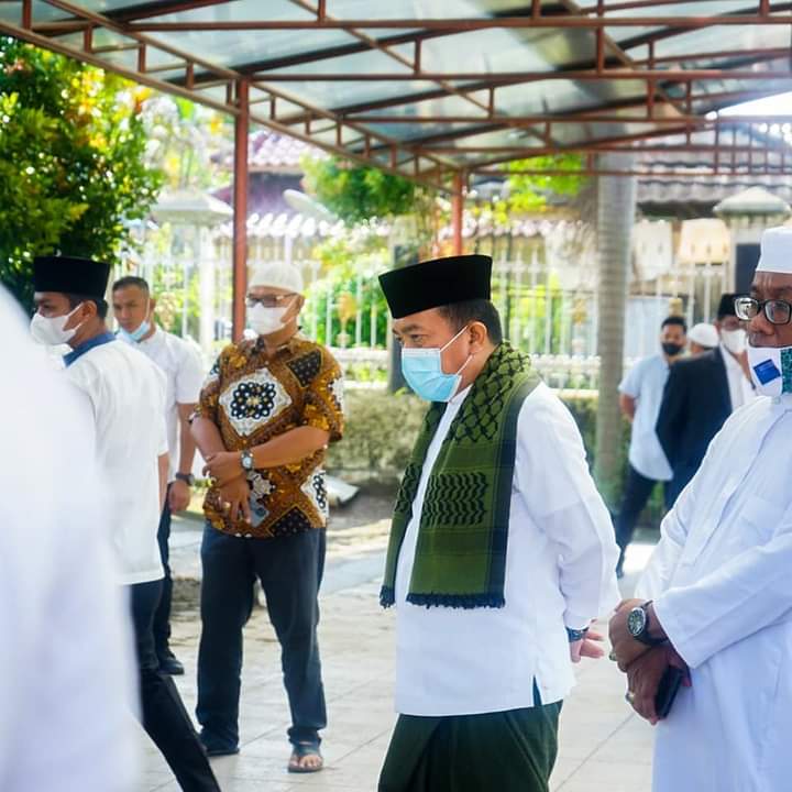 Ikuti Himbauan Wapres dan Kemenag Gubernur Laksanakan Sholat Idul Adha 1442 H di Rumah Dinas