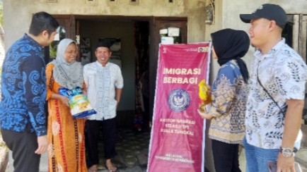 Imigrasi Kuala Tungkal Berbagi Sembako untuk Masyarakat yang Membutuhkan