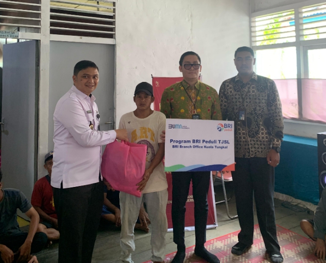 Imigrasi Kuala Tungkal dan BRI Gelar Bakti Sosial di Pos TPI Muara Sabak