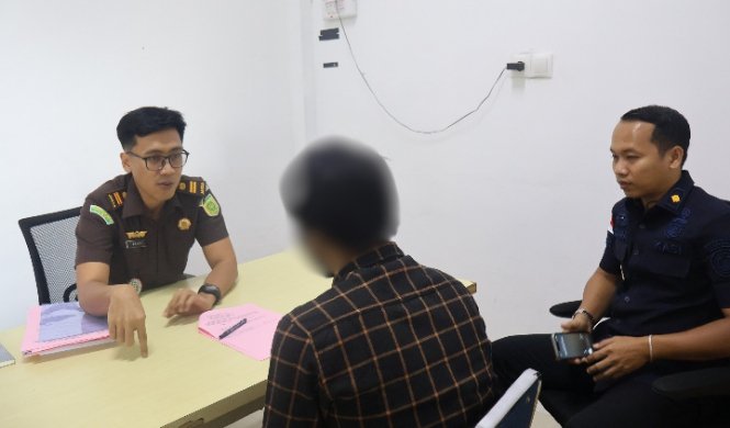 Imigrasi Kuala Tungkal Serahkan Berkas Warga WNA Yang Mengajukan Paspor RI Dengan Data Tidak Sah