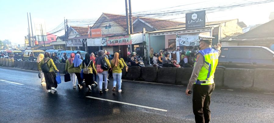 IPTU Purwantoro Atur Lalu Lintas di Jalan Raya Serang Depan PT. Cingluh