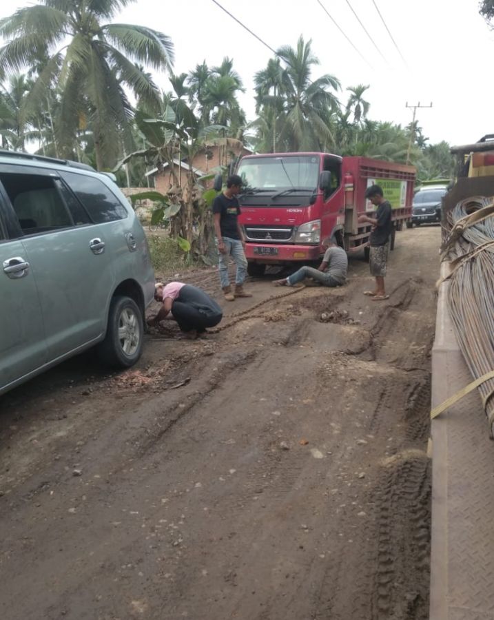 Jalan Lintas Utama Di Kecamatan Dendang TANJABTIM Rusak Parah