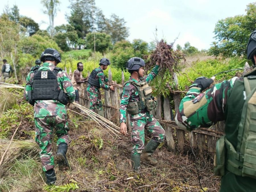 Jalin Kebersamaan, Satgas Yonif Raider 321/GT/13/1 Kostrad Membuat Pagar Bersama Masyrakat
