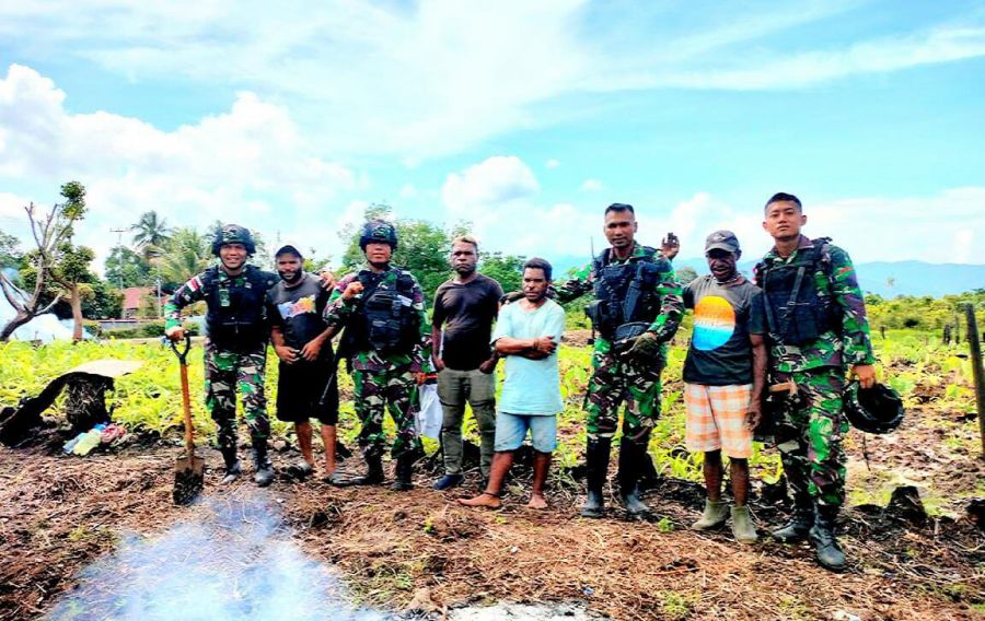 Jalin Kemanunggalan Dengan Rakyat, TNI Diperbatasan Bantu Warga Bercocok Tanam