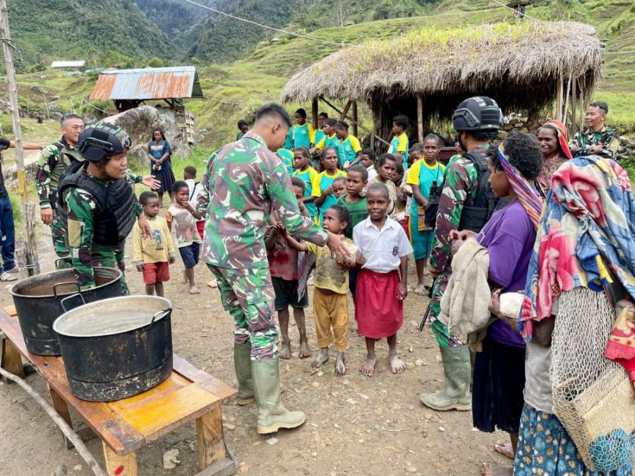 Jalin Tali Kasih, Satgas Yonif Raider 321/GT/13/1 Kostrad Berbagi Makanan Kepada Warga Pedalaman