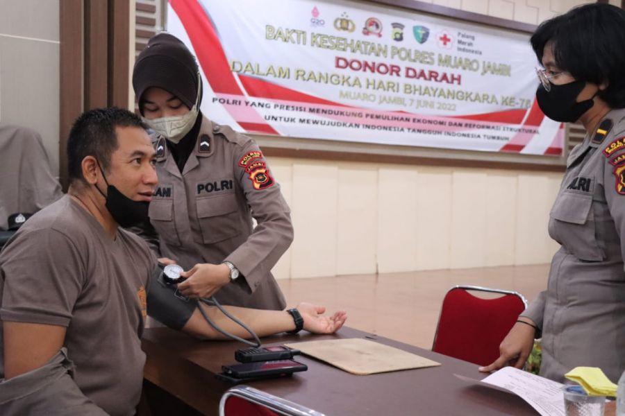 Jelang Hari Bhayangkara ke 76 Personil Polres Muaro Jambi Ikuti Donor Darah