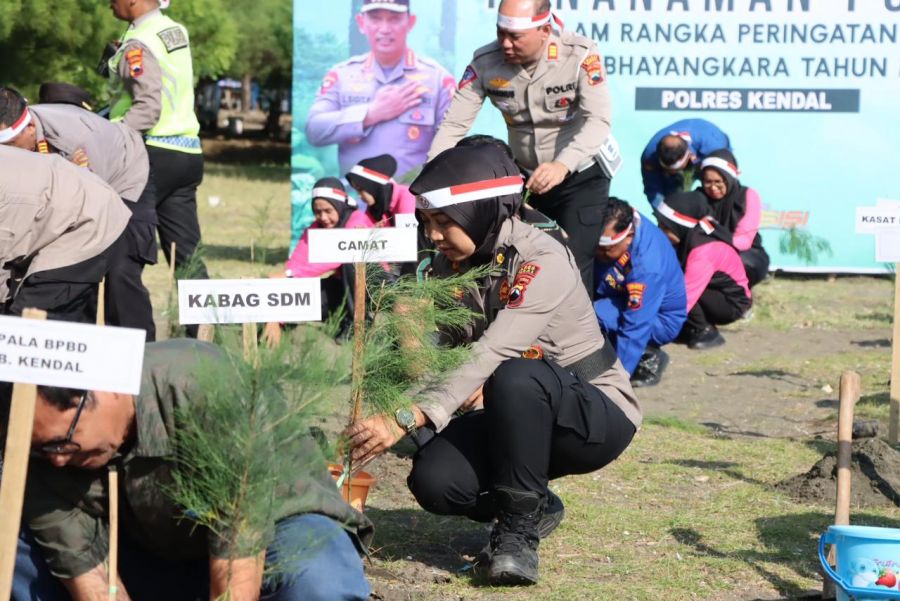 Jelang Hut Bhayangkara ke 78 Polres Kendal Tanam 1000 Pohon Mangrove dan Cemara Laut 