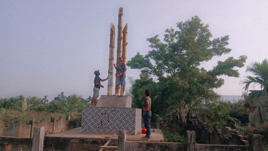 Jelang HUT ke-81 RI, Ulay dan Rekan Bersihkan Tugu Bambu Kuning Betara Kiri