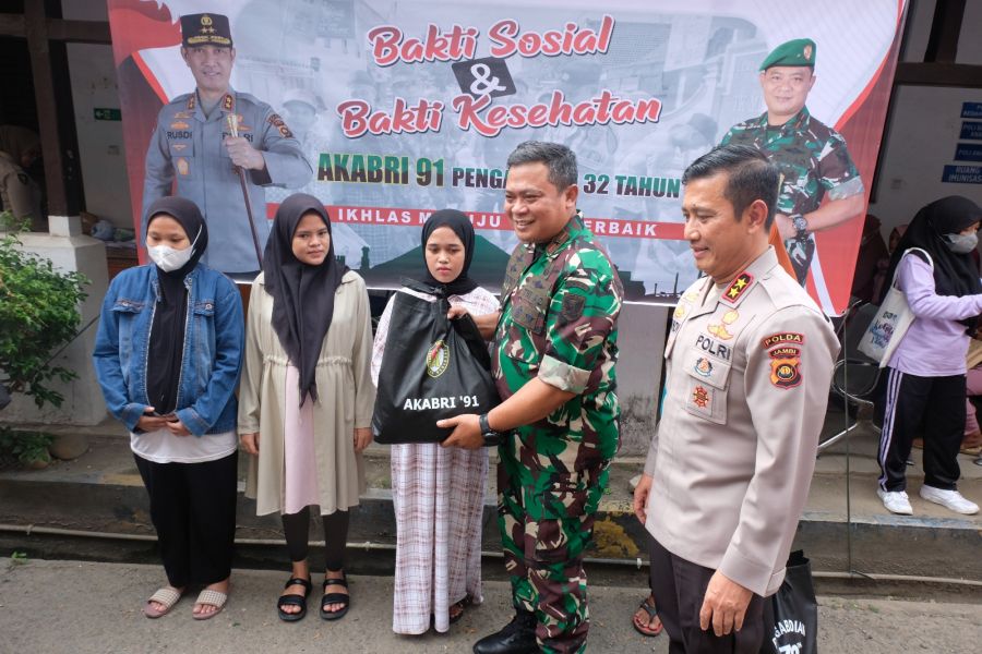 Jumat Berkah Bakti Sosial Danrem 042/Gapu dan Kapolda Jambi di 2 Rumah Sakit