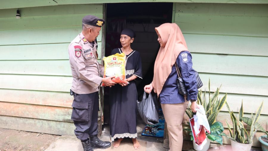 Jumat Berkah, Humas Polres Muaro Jambi Berbagi Rezeki
