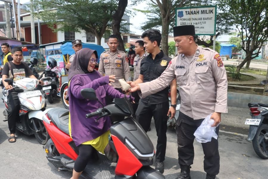 Jumat Berkah, Polres Tanjab Barat Bagikan Ratusan Nasi Bungkus kepada Masyarakat. 