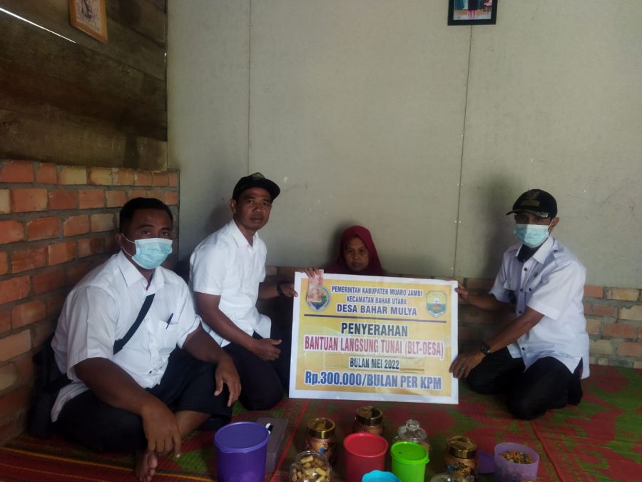 Kades Bahar Mulya Salurkan BLT Pasca Lebaran