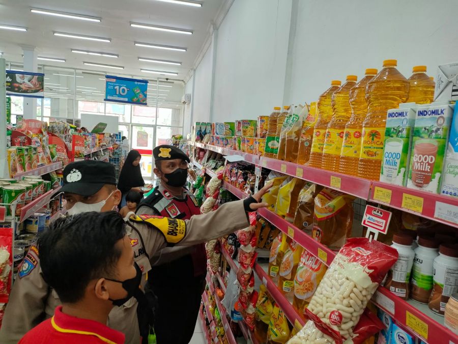 Kanit Sabhara Cek Ketersediaan Minyak Goreng di Mestong