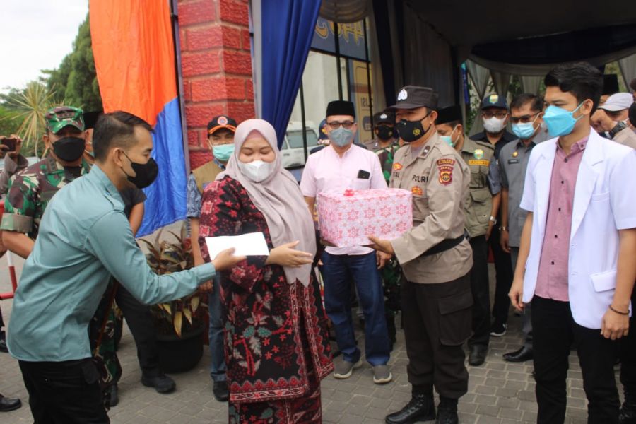 Kapolres Muaro Jambi dan Bupati Serahkan Bingkisan di Pos Pam