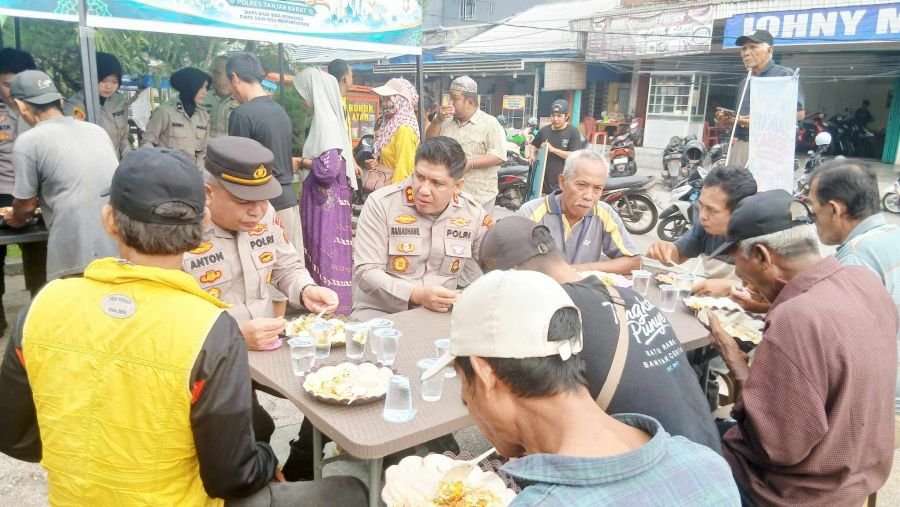 Kapolres Tanjab Barat Bagikan Makanan, Wujud Kepedulian Polri