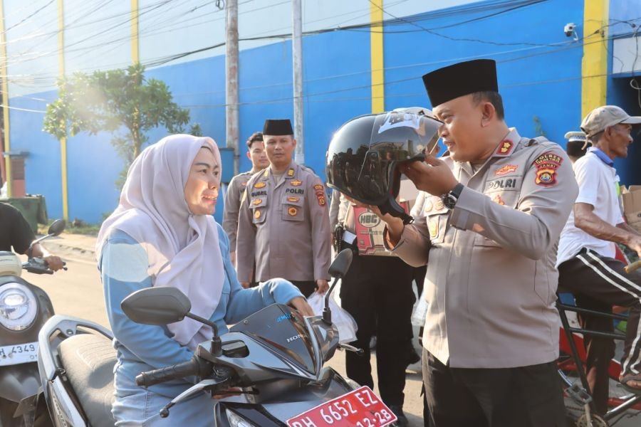 Kapolres Tanjab Barat Pimpin Pembagian Takjil dan Helm