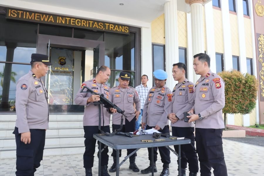 Kapolres Tanjab Barat Pimpin Pemeriksaan Senjata Api Personel di Lapangan Mapolres