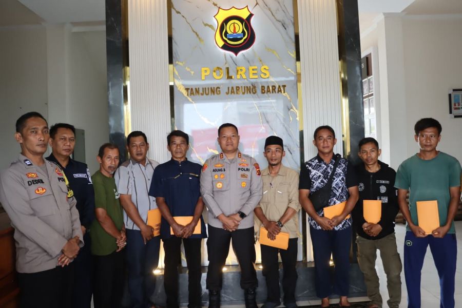 Kapolres Tanjab Barat Salurkan Bantuan untuk Korban Angin Puting Beliung di Desa Pembengis