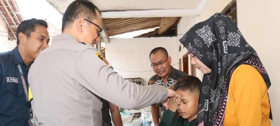 Kapolresta Tangerang Beserta Polwan Unit PPA Kunjungi Anak Korban Kekerasan di Kronjo