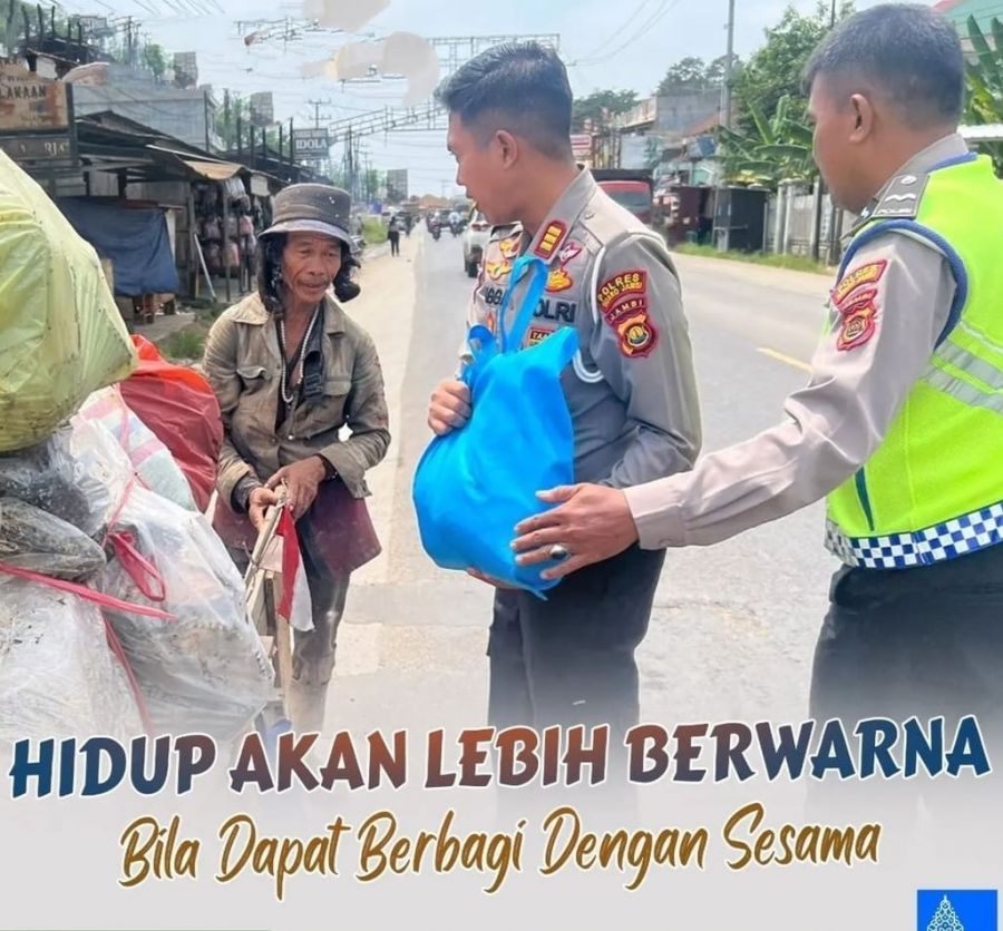 Kasat Lantas Muaro Jambi Peduli Bagikan Sembako ke Pemulung