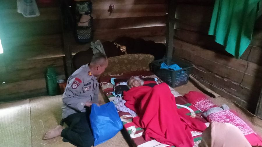 Kasi Humas AKP Amradi Bagikan Sembako ke Warga Kurang Mampu