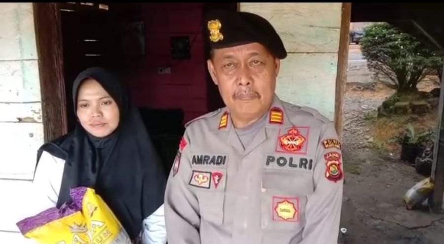 Kasi Humas Serahkan Bansos ke Warga RT 14 Desa Bukit Baling