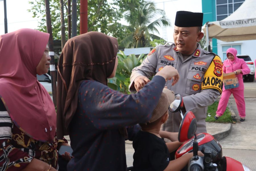Kebersamaan TNI Polri Berbagi Takjil di Kuala Tungkal