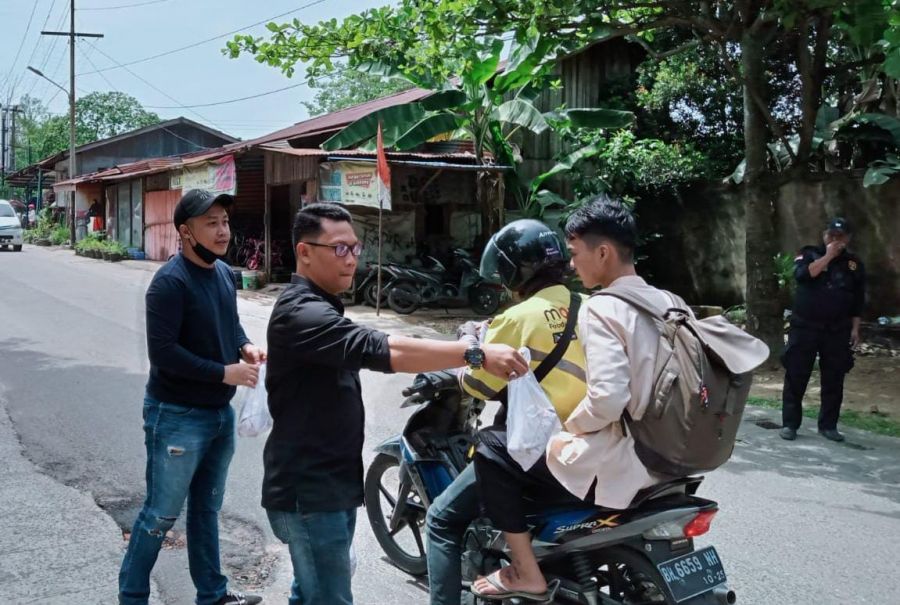 Keluarga Besar HWSB Bagikan Nasi Bungkus