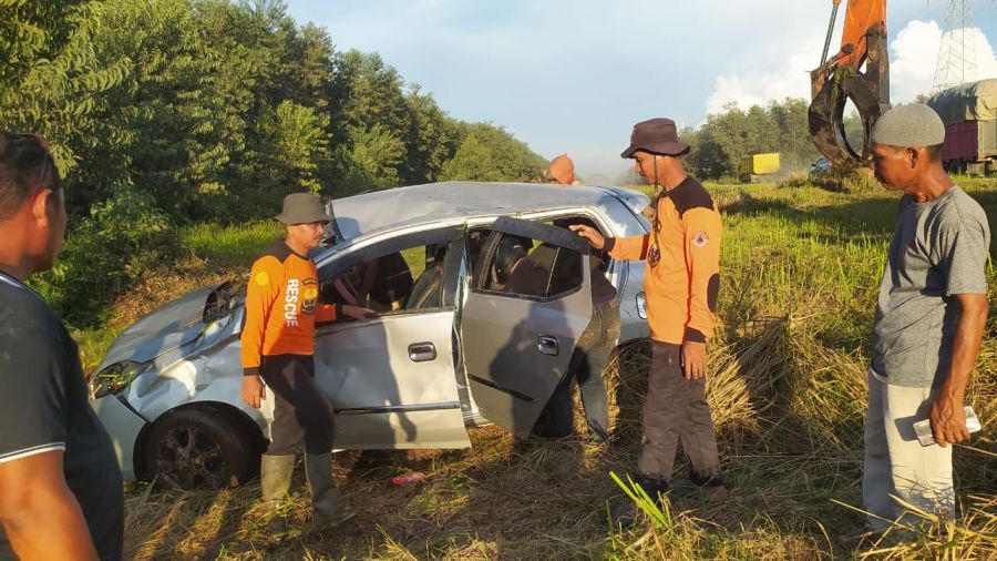 Kerja Cepat Senkom SAR dan PT WKS Evakuasi Mobil Toyota Alya dari Kanal di Tanjab Barat