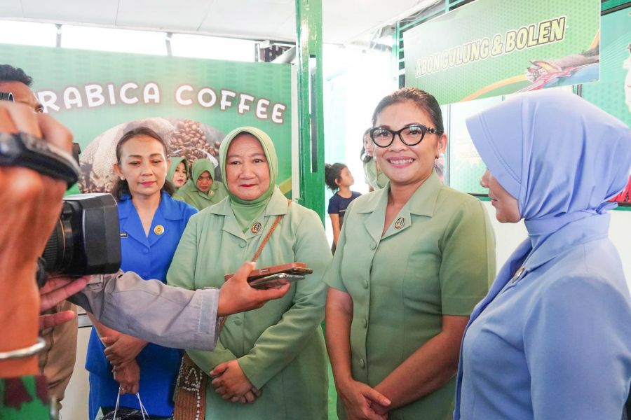 Ketua Persit Daerah XVII/Cenderawasih Harap UMKM Bang Pace Korem 172/PWY Jadi Salah Satu Oleh-oleh