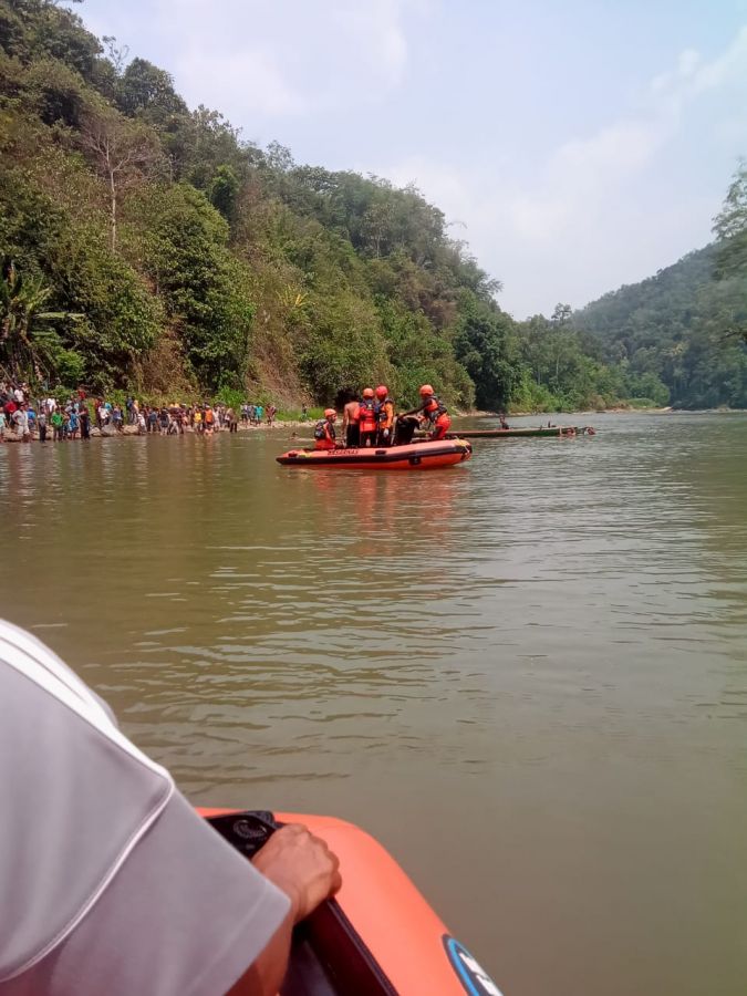 Ketua Senkom Merangin Terjunkan Tiga Anggota Senkom Rescue Bantu Pencari Ikan yang Hilang