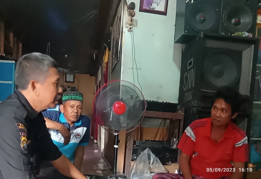 Ketua Senkom Tanjabbar Jenguk Anggotanya yang Sedang Sakit di Rumahnya Lorong Obat Nyamuk