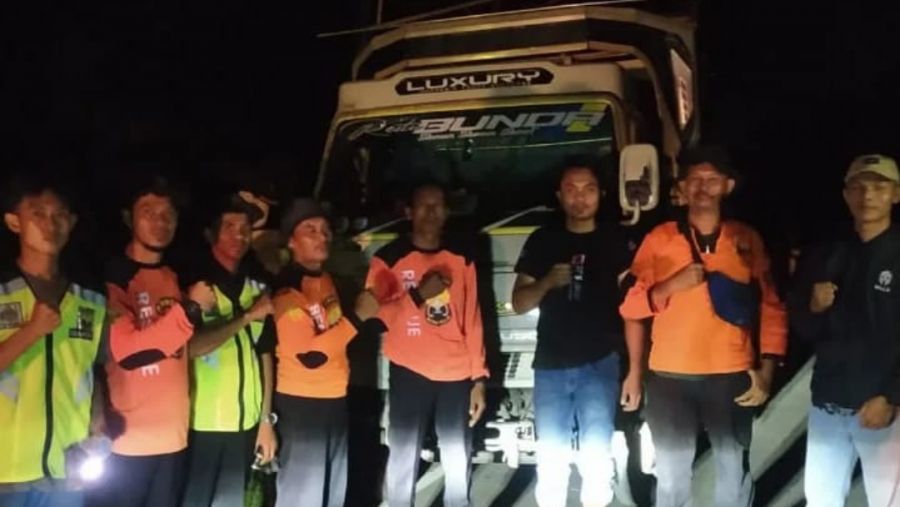 Ketua Senkom Tanjabbar Suwardi Turun Langsung Membantu Truck Yang Terguling di KM 130 Lintas Timur