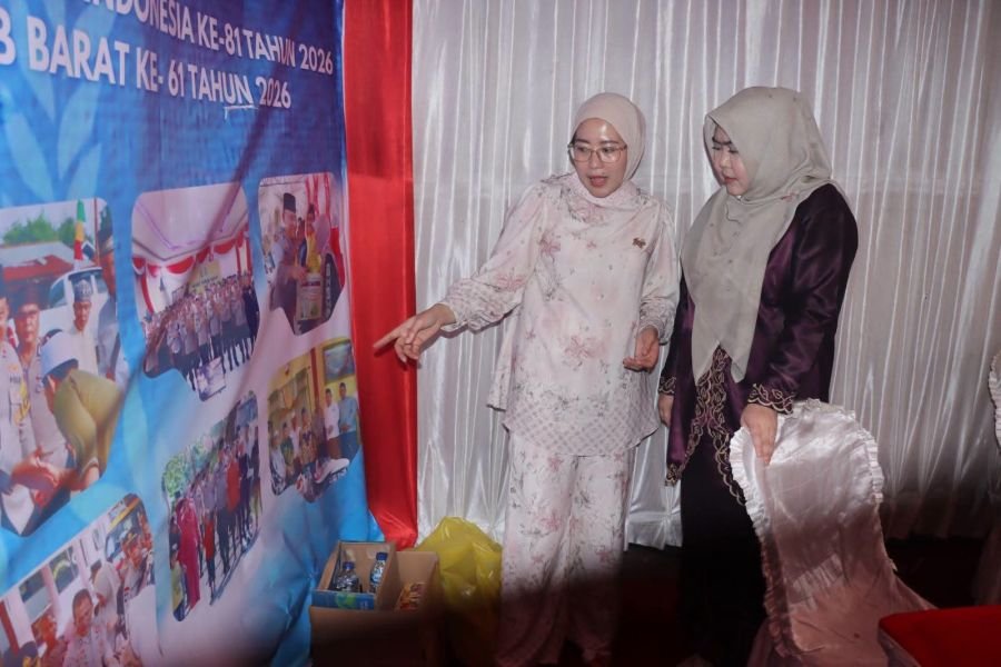Ketua TP-PKK dan Bhayangkari Tanjab Barat Tinjau Bazar UMKM di Alun-Alun Kuala Tungkal