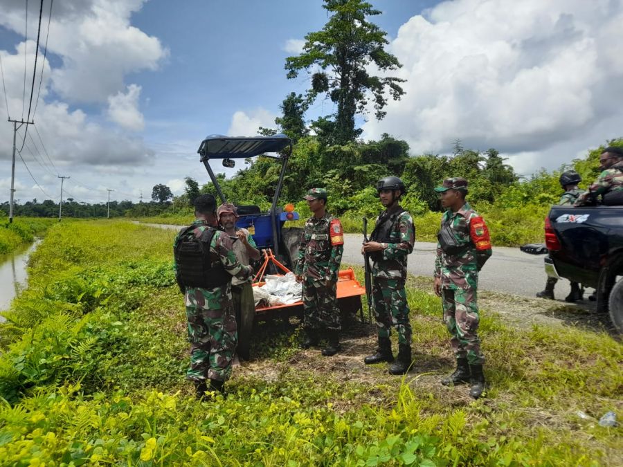 Kodim 1715/Yahukimo Bantu Petani Lakukan Pengolahan Lahan Sawah 