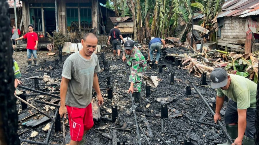Koramil 1002-06/Barabai Pembersihan Puing Sisa Kebakaran Rumah Warga