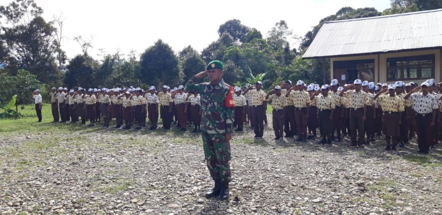 Koramil Oksibil Gelar Upacara Peringatan Hari Pahlawan Bersama Para Pelajar SMKN 1 Oksibil