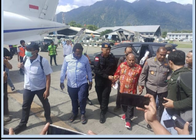 KPK Tangkap Gubernur Papua Langsung Diterbangkan Ke Jakarta