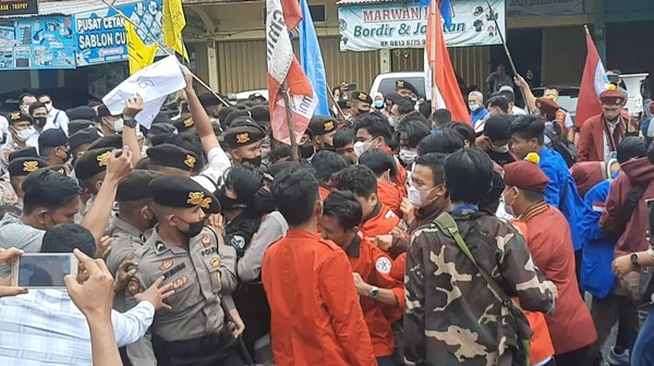 Kunker Jokowi Disambut Demo Ratusan Mahasiswa di Jambi
