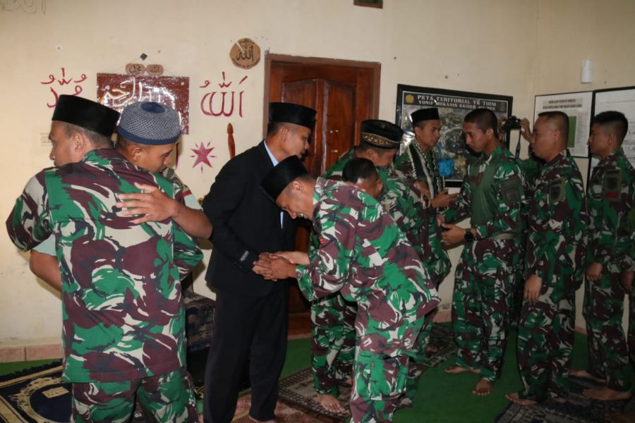 Prajurit Satgas 412 Kostrad Rayakan Idul Fitri Penuh Kesederhanaan di Pedalaman Papua