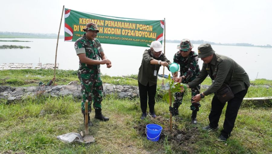 Lestarikan Lingkungan Hidup Kodim Boyolali Tanam Pohon Di Tanggul Waduk Cengklik