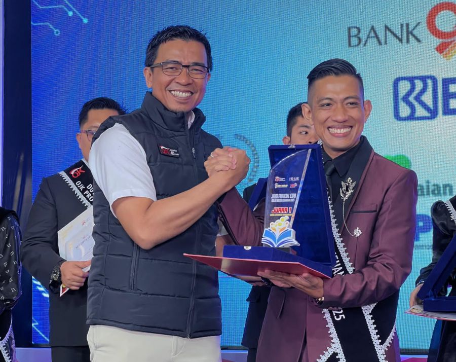 M. Arjun, S.M., M.M., C.MP. Raih Juara 1 Duta Literasi Keuangan OJK Provinsi Jambi 2025