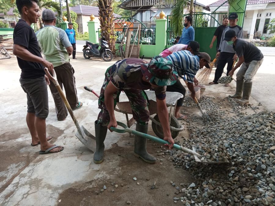 Manfaatkan Hari Libur, Serka Edy Mulyanto Gotong Royong Bersihkan Sisa Materiil Bangunan Masjid