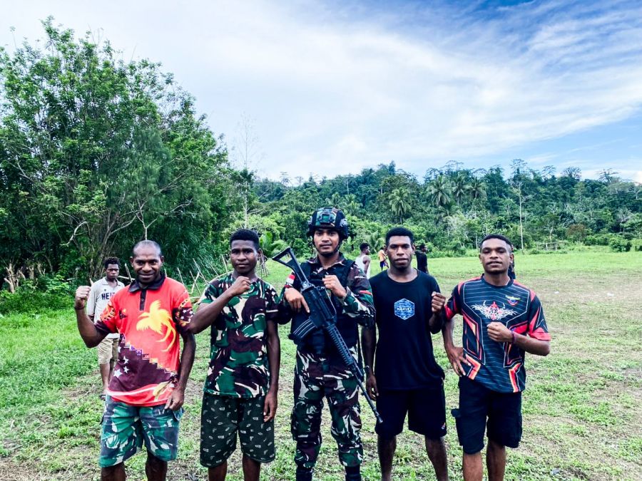 Masyarakat Sangat Senang Satgas Yonif 122/TS Pos Waris Berikan Sarana Olahraga di Kampung