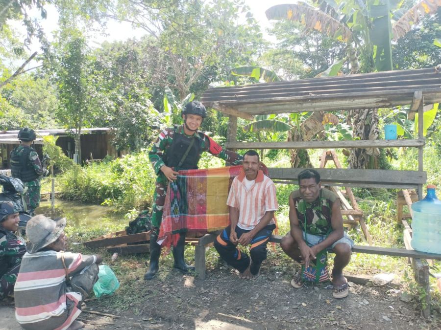 Pererat Silaturahmi, Satgas Yonif 122/TS Pos Ampas Laksanakan Anjangsana di Kampung Ampas