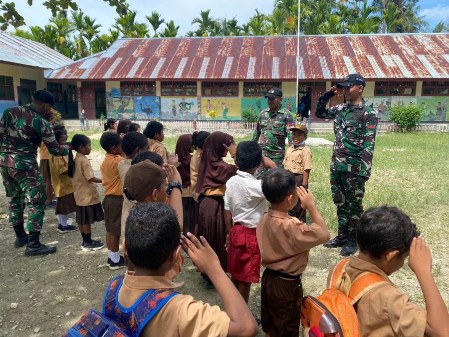 Mencerdaskan Anak Bangsa, TNI AD Mengajar Siswa SD di Perbatasan