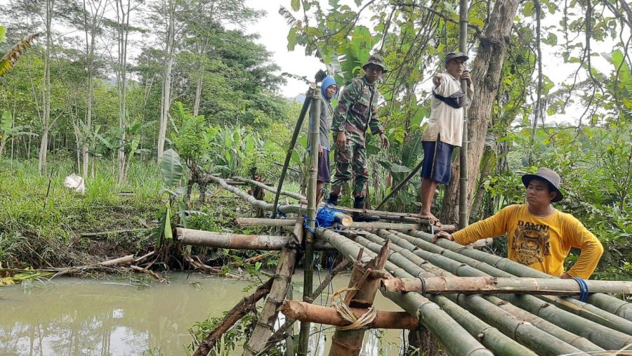 Mengatasi Kesulitan Warga, Serda Dwiyanto Bersama Warga Bangun Jembatan Darurat