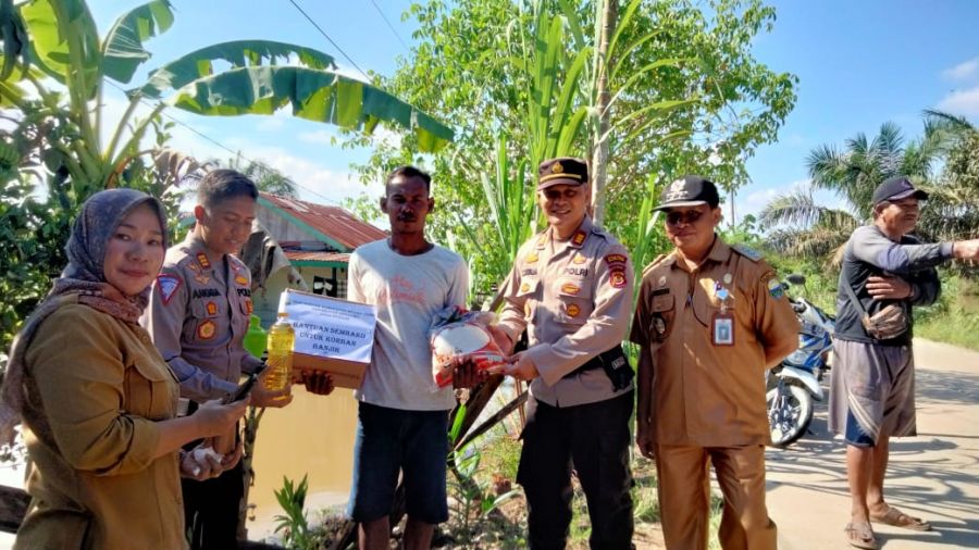 Mestong Banjir, Polres Muaro Jambi Berikan Bantuan Sembako